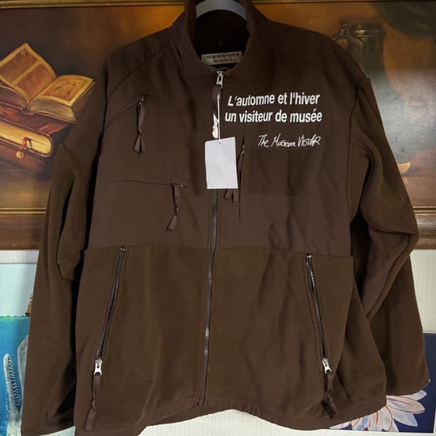 (새상품) 더뮤지엄비지터 후리스 브라운