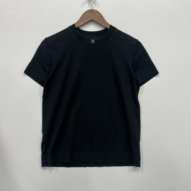 GIVENCHY 블랙 반팔티