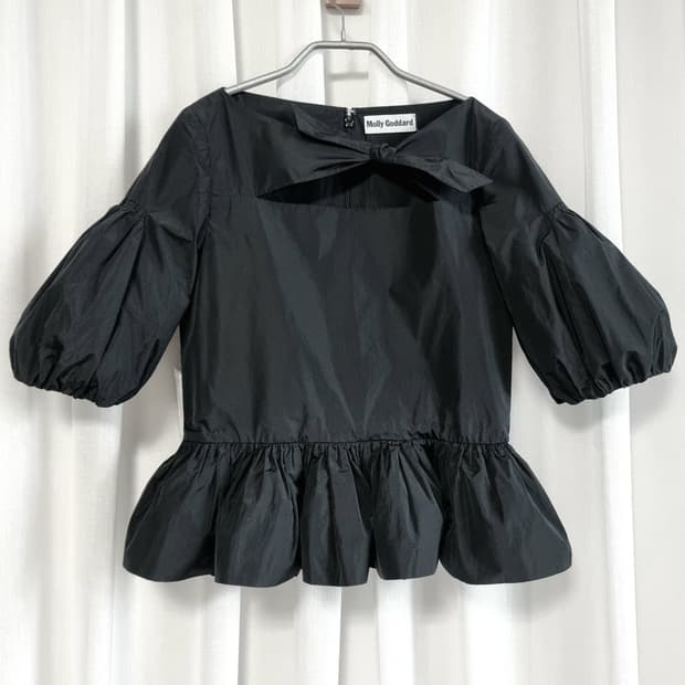 몰리고다드 셔링보우 페플럼 태피터 블라우스 (런웨이피스/아예 못 구해요)
