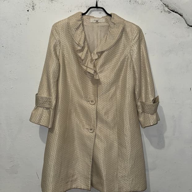 도트 프릴 코트