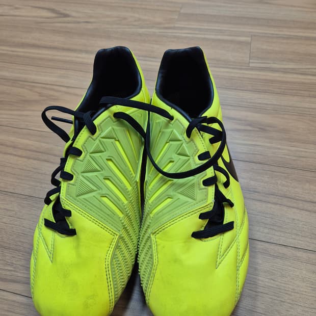 나이키 T90 형광색 축구화 US 8사이즈입니다. 260mm이고, 풋살화