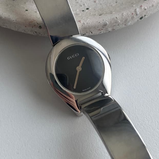 Gucci 구찌 블랙 다이얼 실버 뱅글 워치
