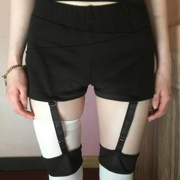 오스하이 Bandage Garter Shorts Black
