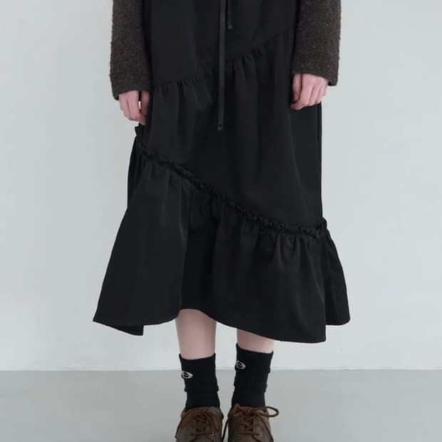 엔조블루스 코튼 셔링 스커트 블랙 구해요!