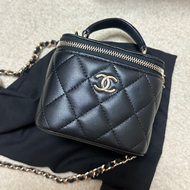 샤넬 베니티 탑핸들 블랙 내장칩버전 샤넬미니백