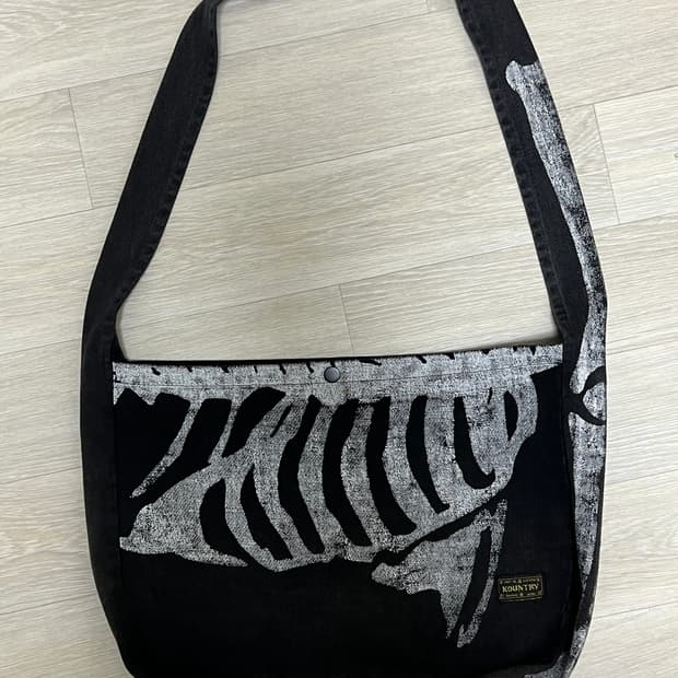 캐피탈 본 크로스백