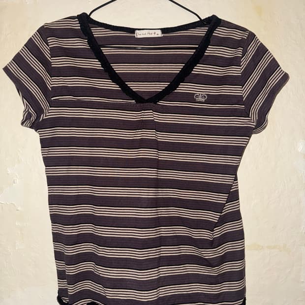 “One and half” V-neck striped T-shirt
