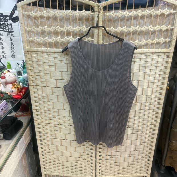 4/66-77 정품 플리츠플리즈 나시 팝니다