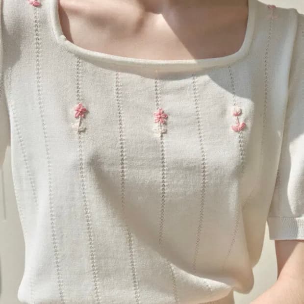 트와 리비에라 플라워 스퀘어 니트 화이트