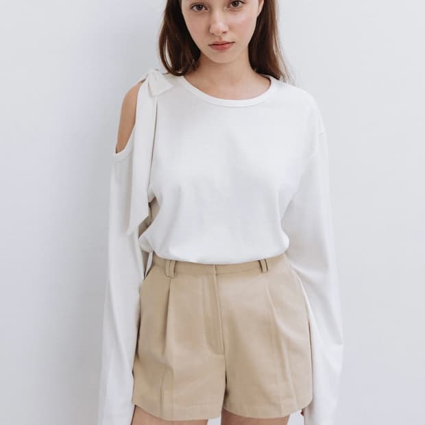 새상품) 더티스 리본 숄더 컷 티셔츠
