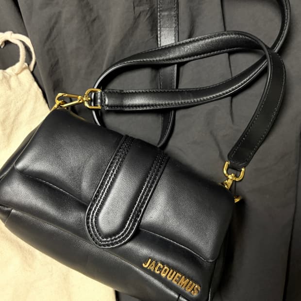 [Jacquemus] 자크뮈스 르 쁘띠 푸퍼 램스킨 밤비무백 블랙