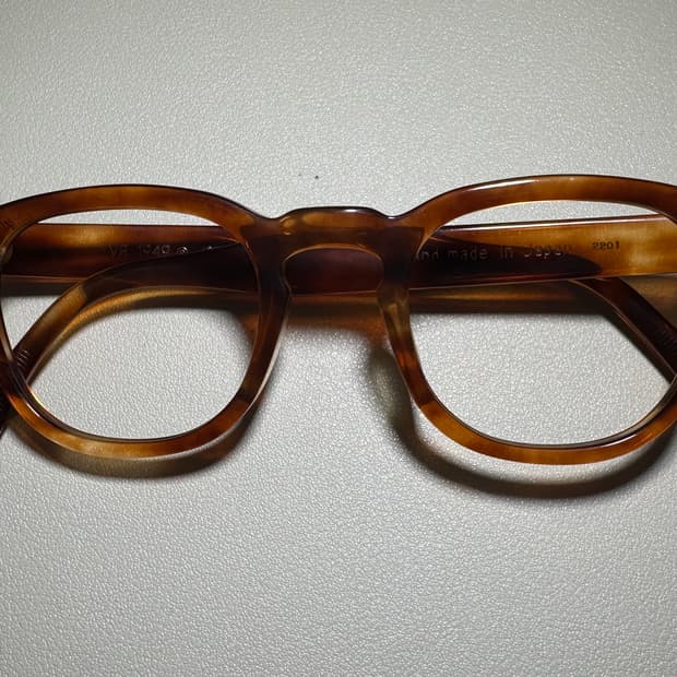 TVR 셀룰로이드1949 앤틱브라운 칼자이스