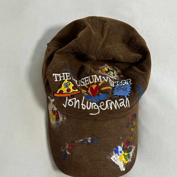 더뮤지엄비지터 존버거맨 볼캡 브라운