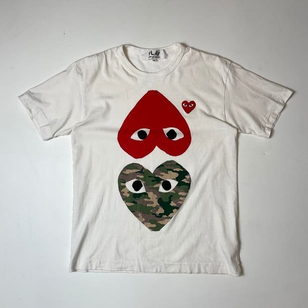 꼼데가르송 카모플라주 업사이드 다운 하트 반팔 티셔츠 PN9642