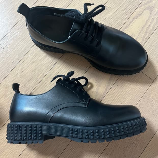 발렌티노 블랙 레더 스터드 더비 슈즈