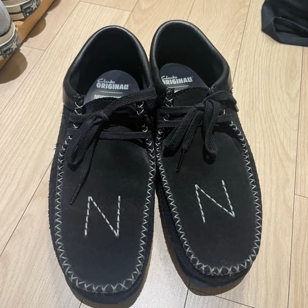 클락스 x 네이버후드 Wallabee