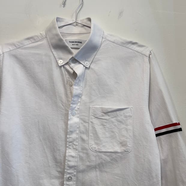 톰브라운 암밴드 클래식 드레스 셔츠