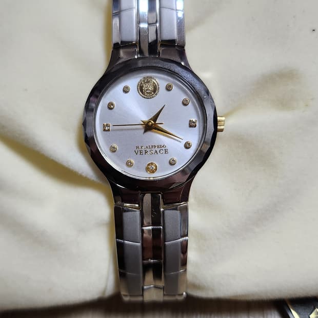 베르사체 메탈밴드 여성손목시계 팝니다.