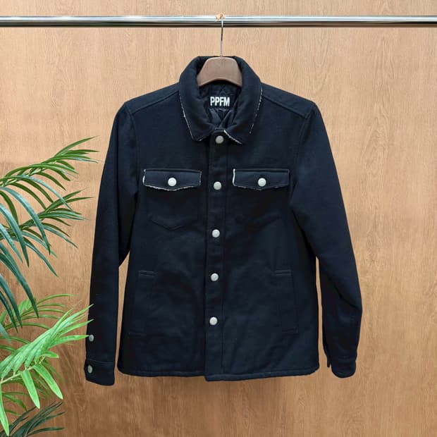 피피에프엠 레귤러핏 워크 자켓 스냅 버튼 플랩 사이드 포켓 디테일 블랙