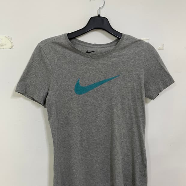 나이키 스우시 반팔 티셔츠 그레이