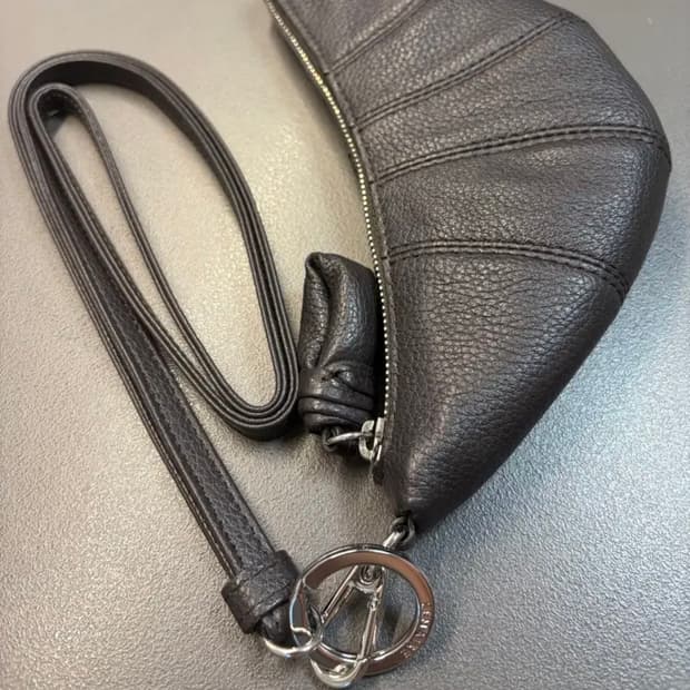 르메르 크루아상 코인 펄스 목걸이 지갑 ( 다크 초콜릿 )