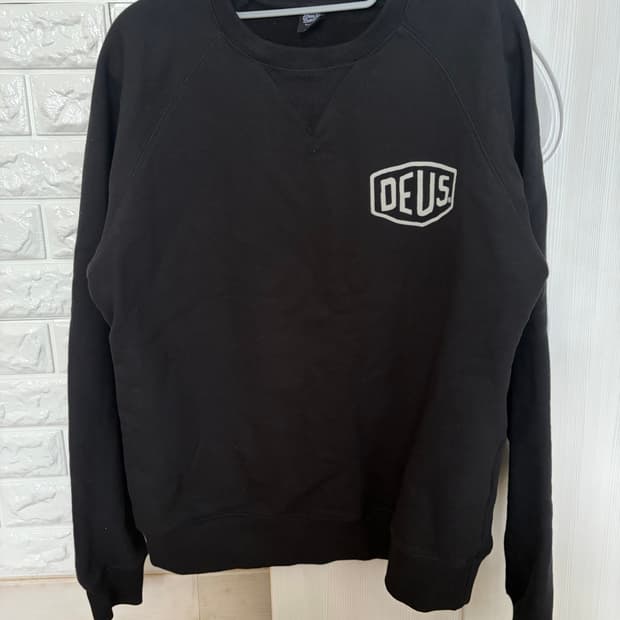 데우스 엑스 마키나 서울 어드레스 크루넥 블랙