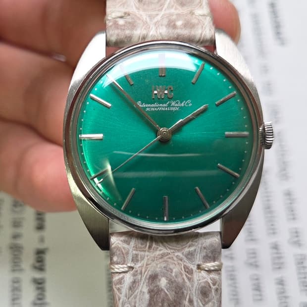빈티지 IWC 샤프하우젠 에메랄드그린 슬림 수동 메커니컬 드레스워치
