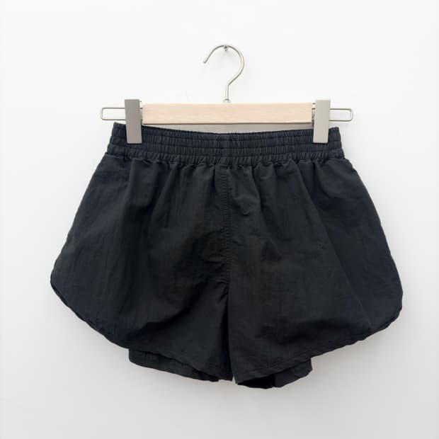 BLACK LOGO SHORTS