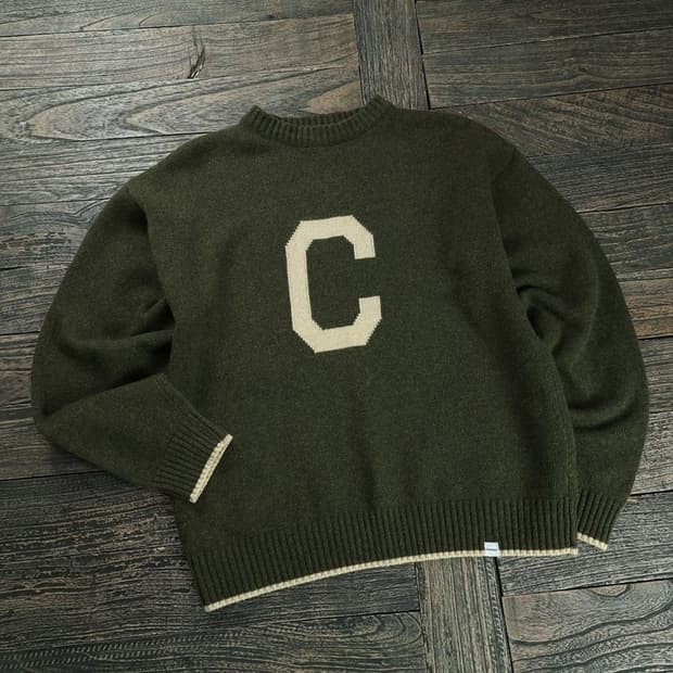 [커버낫] C 로고 그래픽 쟈카드 오버핏 니트 M18979