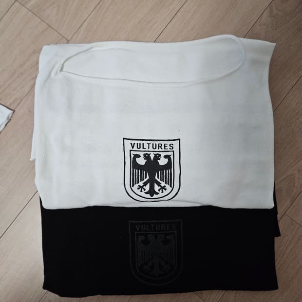 이지 벌쳐스 머천 티셔츠 2종