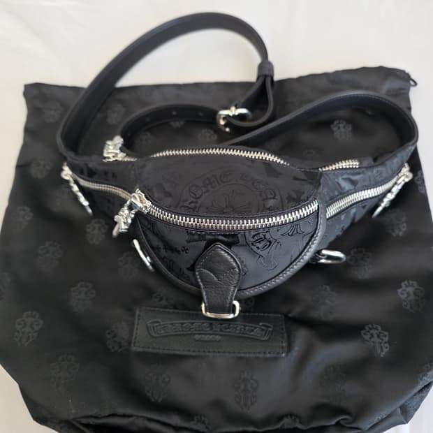 [FREE] 크롬하츠 미니 스냇팩 멀티모티프 나일론 블랙 힙색 슬링백