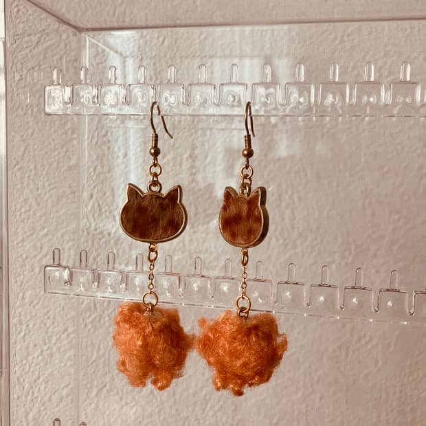 고양이 얼굴+폼폼 드롭귀걸이