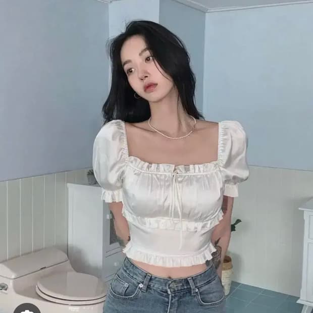 페일제이드 퍼프 새틴 블라우스