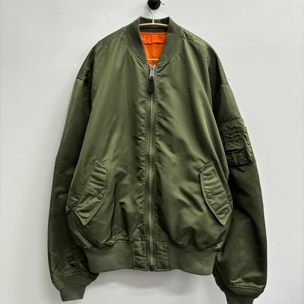 알파 인더스트리 리버시블 MA-1 항공 점퍼