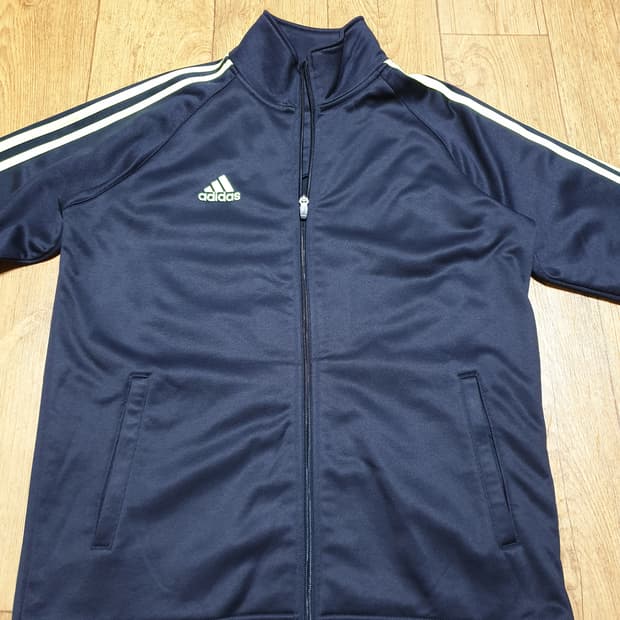 1179 아디다스 운동복 집업 95 사이즈입니다