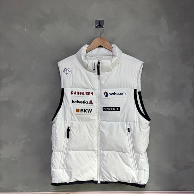 데상트 아우디 덕 다운 패딩 조끼 화이트