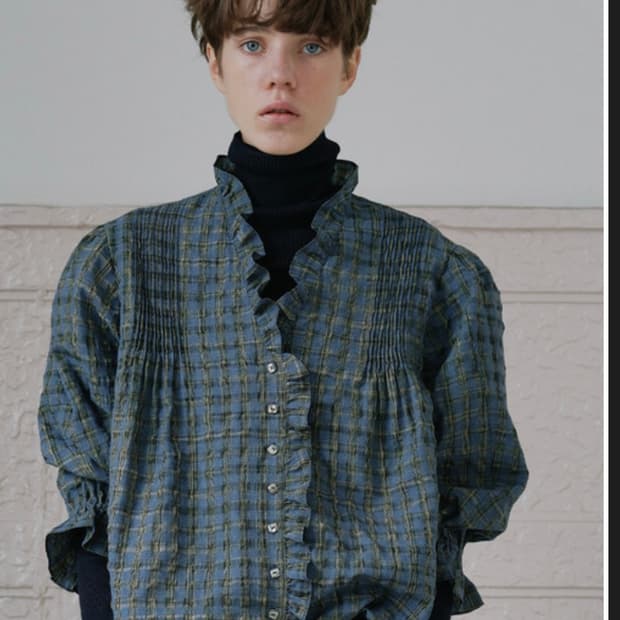 비아플레인 빅토리아 프릴 체크 블라우스