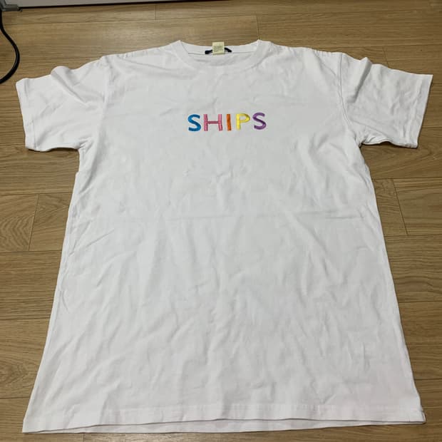 L 쉽스(SHIPS) x 스크린스타즈 레인보우 멀티컬러 자수 로고 티셔츠