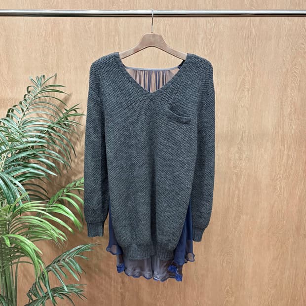 사카이 브이넥 울 롱 긴팔 니트 실크 쉬폰 레이어링 디테일 차콜 네이비