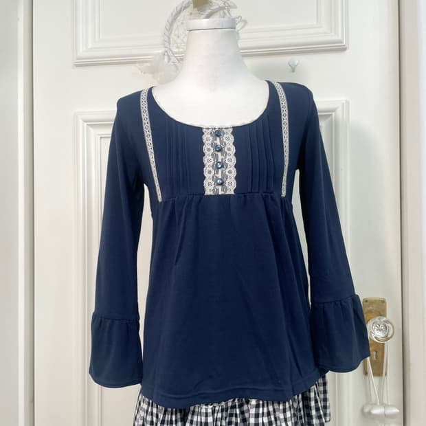 CINEMA CLUB navy lace point cotton top