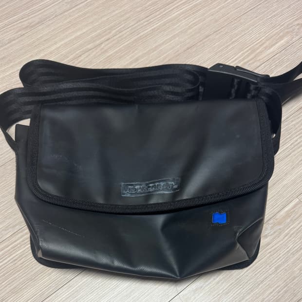 아더에러 트레이스 메신져백 스몰