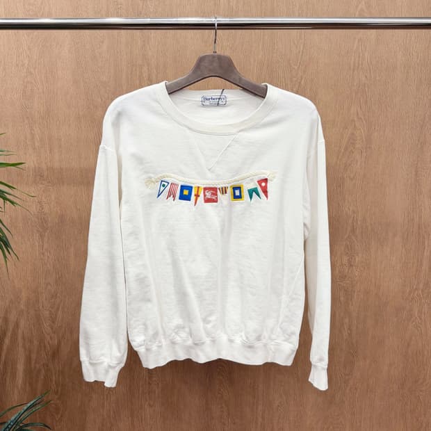 버버리 코튼 긴팔 맨투맨 마린 플래그 자수 디테일 레귤러핏 아이보리