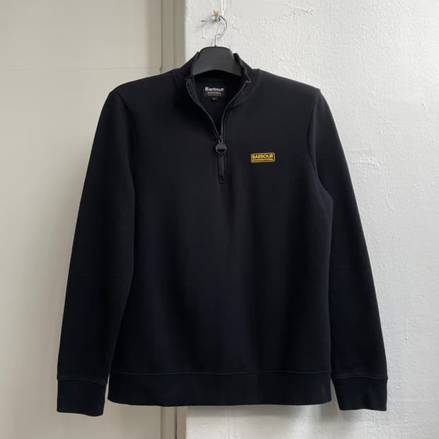 바버 인터내셔널 에센셜 하프집업 맨투맨