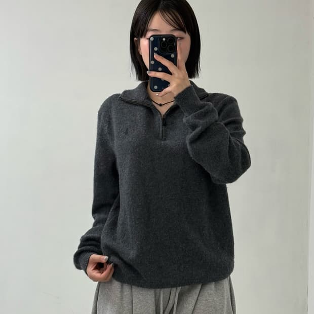 폴로 차콜 반집업 니트