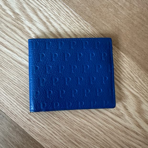 팔라스 P 엠보스 빌 폴드 지갑 네이비 블루 - 21FW