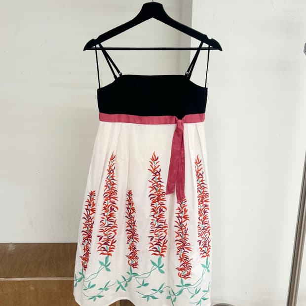 미우미우 엠브로이드 플라워 디테일 슬리브리스 원피스