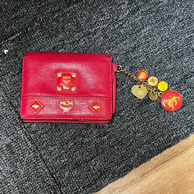 MCM 레드 중지갑 키링 포함