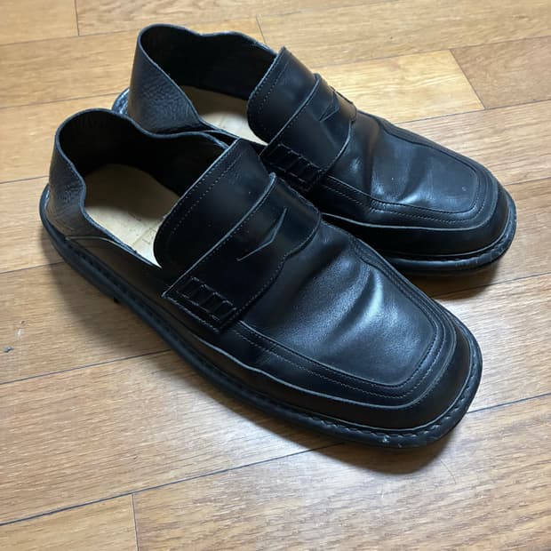 LOEWE 블랙 레더 로퍼