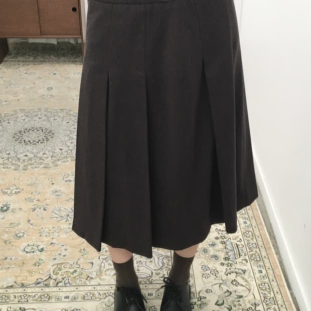 브라운 플리츠 미디 스커트