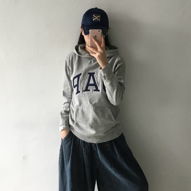 갭 자수패치 후드티